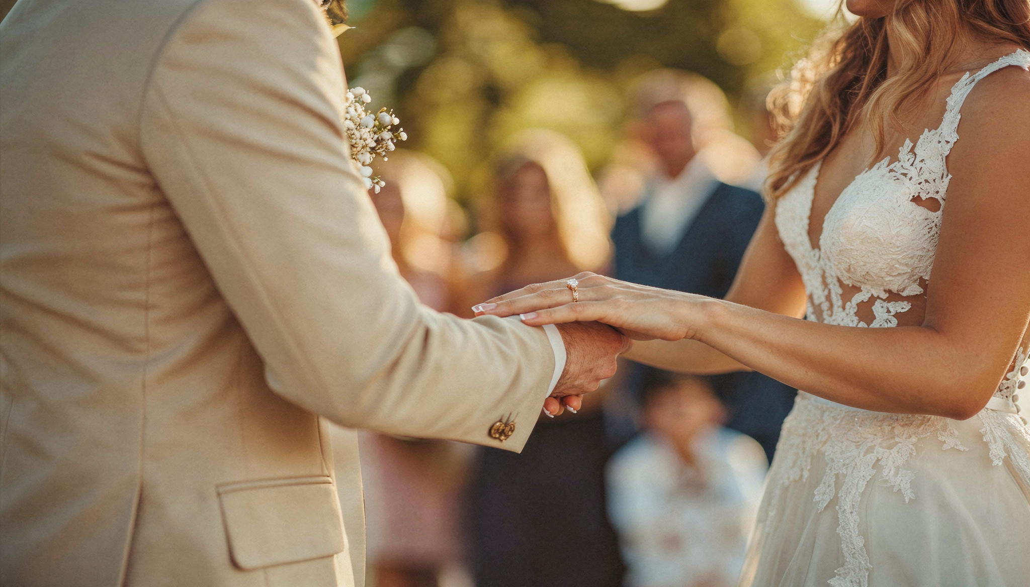 Bruidspaar tijdens de ceremonie