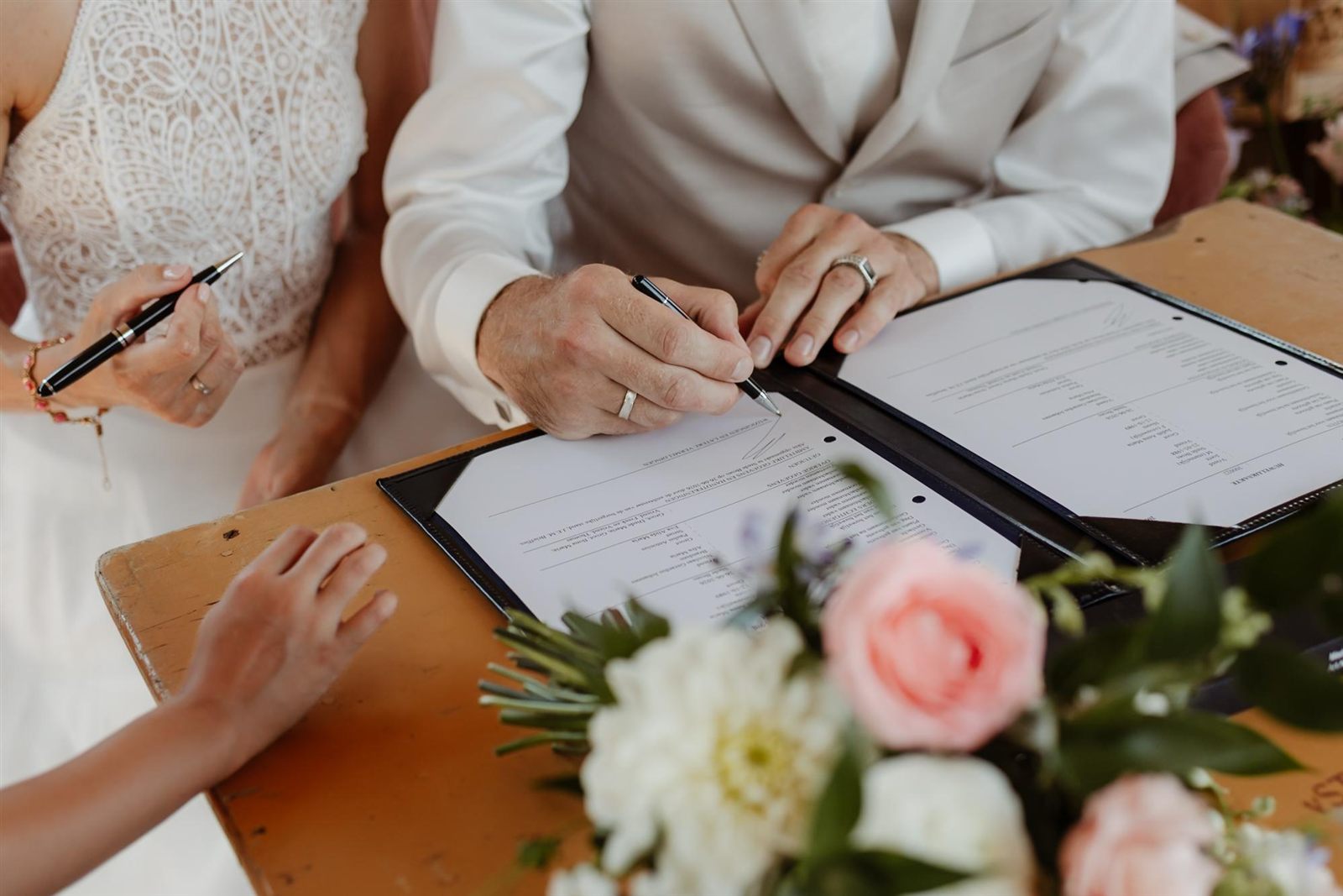 Lachend bruidspaar tijdens de ceremonie